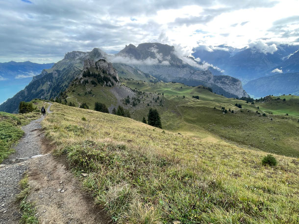Den kleinen felsigen Hügel der Aussichtsplattform Oberberghorn schon im Blick 