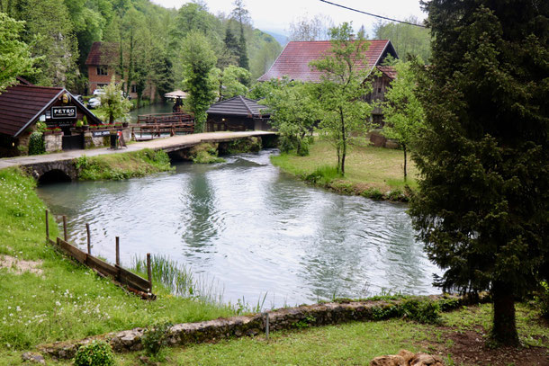 Idyllischer Ort Rastoke mit kleinem Rundweg, alten Mühlenhäusern und Wasserkaskaden