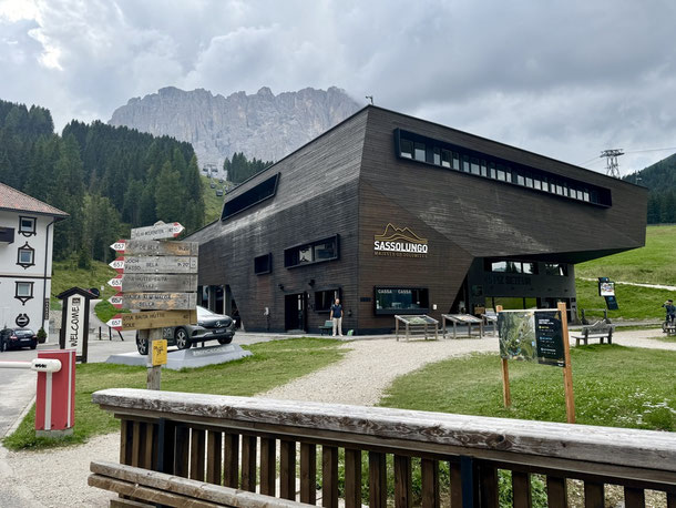 Talstation der Piz-Sella-Seilbahn - beliebter Startpunkt für die Sellarunde auf Skiern oder mit dem Mountainbike
