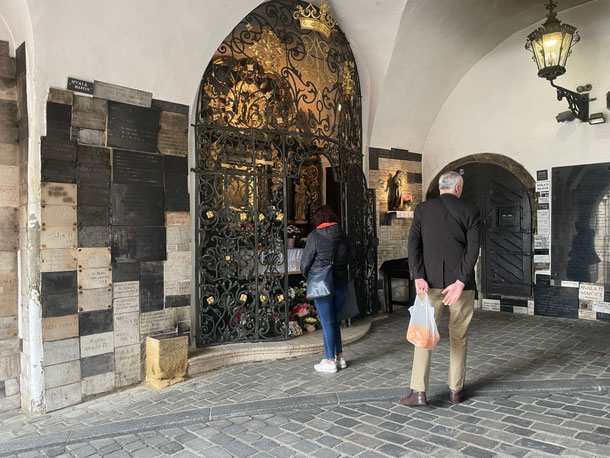 Kamenita vrata - ein Durchgang zum Innehalten mit Marienstatue und Gedenktafeln