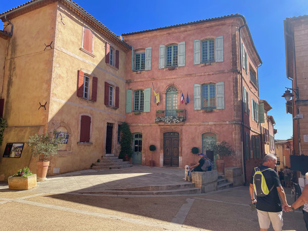 Roussillon - eine warme, erdige Farbpalette verleiht dem Dorf ein fast märchenhaftes Aussehen 