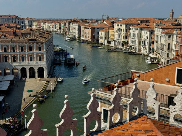 Blick nach links auf den Canal Grande vom Dach des Kaufhauses Tedeschi ...