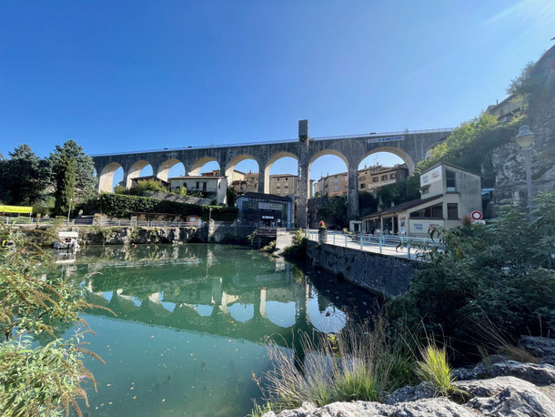 Zufallsentdeckung in Saint-Nazaire-en-Royans im Vercors Nationalpark: Schöner Platz am Ufer 