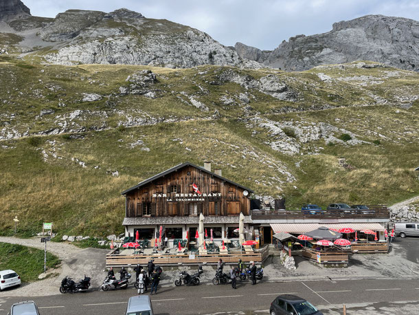Passhöhe des Col de la Colombière ganz nach meinem Geschmack: Verwittertes Holz, schroffe Berge und rote Sonnenschirme