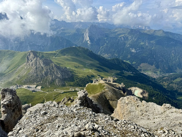 Unser Parkplatz im Tal und Dolomiten ringsum - eine Aussicht, die den Atem raubt