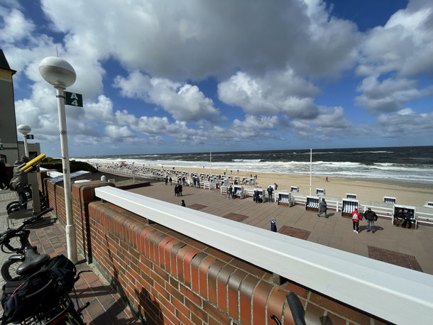 Strand und Strandpromenade mit Strandkörben im April in Westerland auf Sylt 