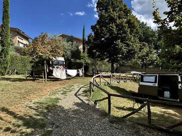 Unsere beiden Fahrzeuge haben im unteren Bereich des Campingplatzes Colleverde Platz gefunden