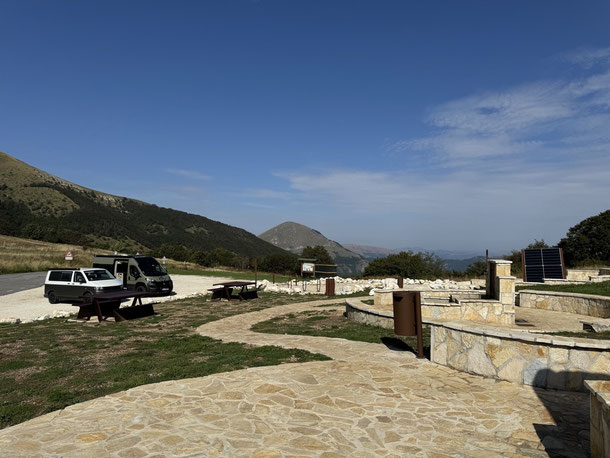 Parkplatz mit Chill-Area am Eingang zum Nationalpark Monte Sibillini