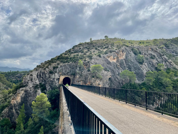Wieder ein Tunnel - Licht einschalten und durch den Berg zur anderen Seite radeln 