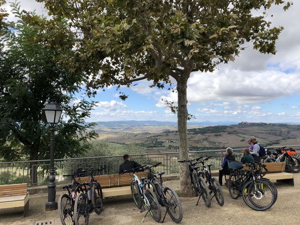 Schöner Platz mit Aussicht in Monticchiello