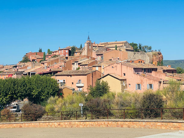 Die Häuser von Roussillon in zartem Orange