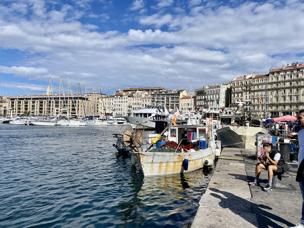 Fischerboot im alten Hafen von Marseille 