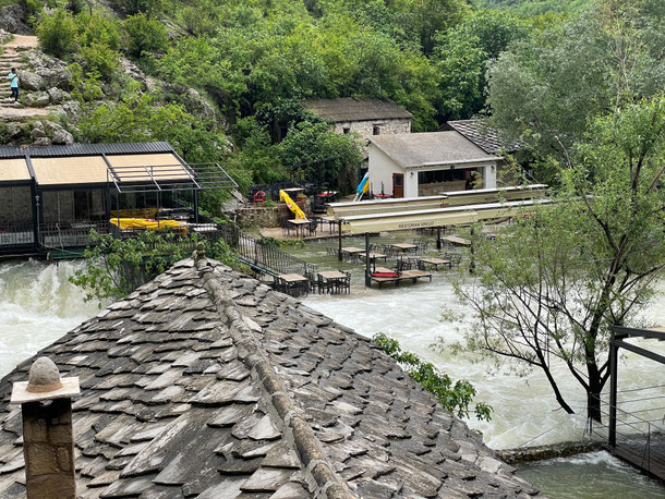 Tische und Stühle stehen schon im Wasser - Haben die Leute hier keine Angst, dass die Möbel weggeschwemmt werden? - Und wo ist überhaupt das THW?