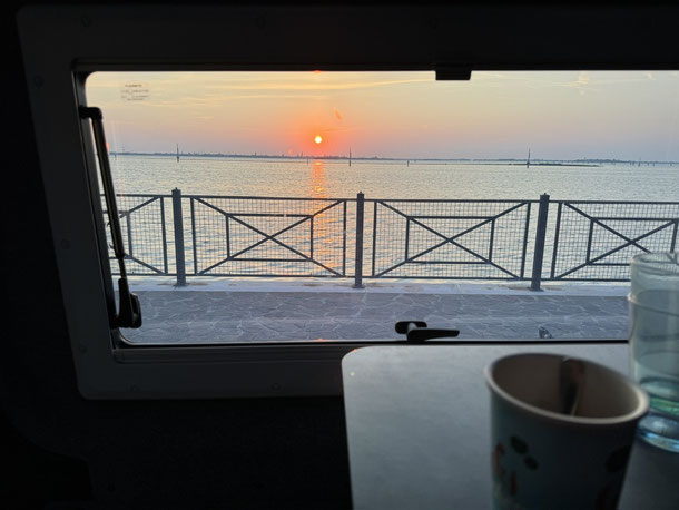 Freie Sicht vom Wohnmobil aus auf die Skyline von Venedig in der Ferne 