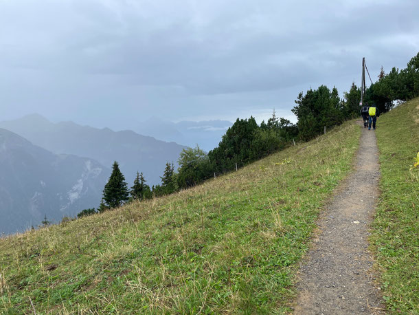 Weg am Berghang entlang zum Aussichtspunkt Daube