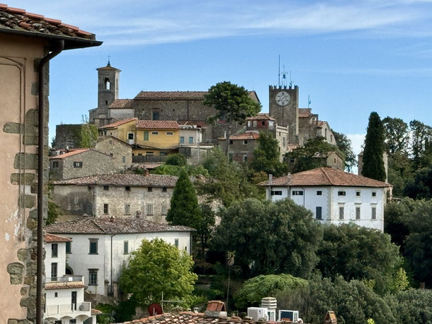 Montecatini Alto ist eher ein Abend- und Aussichtsort als ein Sightseeing-Ziel, hat aber außer einem netten Platz mit Restaurants, auch eine Kirche mit blauem Licht, enge Gassen mit Flair und einen mittelalterlichen Wehrturm. 