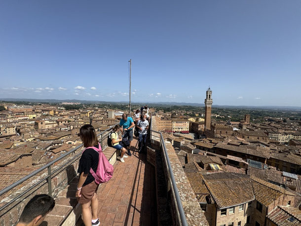 Blick vom Balkon des Facciatone - mit dem Piazza del Campo im Hintergrund
