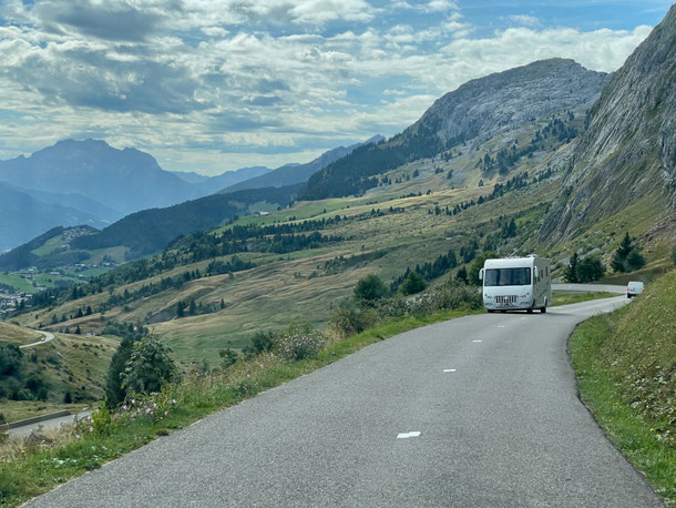 Wir sind nicht die einzigen Wohnmobile, die auf der Route des Grandes Alpes unterwegs sind 