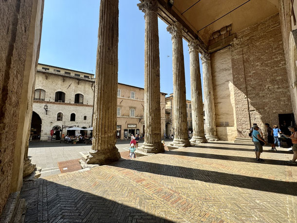 Römische Säulen der Kirche Santa Maria sopra Minerva ins Assisi