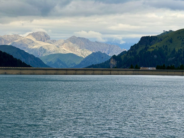 See und imposante Berge der Sellagruppe 