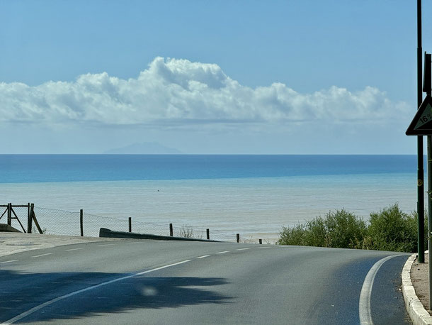 Wenn man in Castiglione della Pescaia über die Bergkuppe kommt, sieht man Elba in der Ferne liegen. 