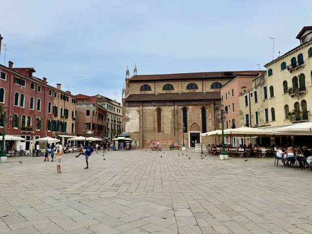 Campo Santo Stefano - Treffpunkt für Einheimische und das "Wohnzimmer Venedigs"