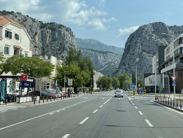 Ankunft im felsigen Küstenort Omiš