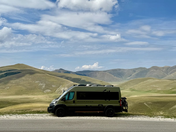 Magische Stimmung auf der baumlosen Hochebene von Castelluccio
