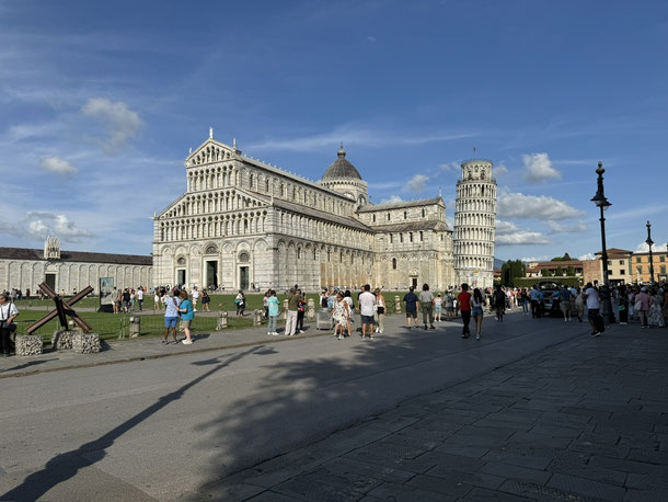 Ein Domplatz aus Gras anstatt Pflastersteinen? Das ist eine bewusste Inszenierung aus dem Mittelalter. Dadurch sollten die Gebäude auf dem Piazza del Miracoli wie Monumente auf einer Bühne wirken. 