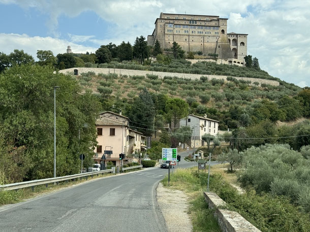 An Assisi vorbei Richtung Hochebene von Castelluccio