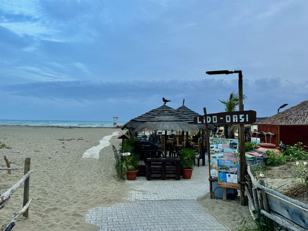 Die Strandbar Lido-Oasi am Strand von Principina a Mare liegt am Rand des Naturparks Maremma. Liegen und Palettenmöbel laden an warmen Sommertagen zum Bleiben bis zum Sonnenuntergang ein.