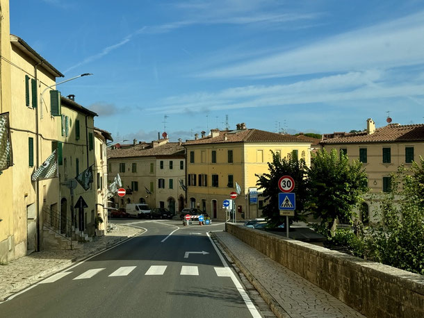 Ortsdurchfahrt durch Asciano in der Crete Senesi