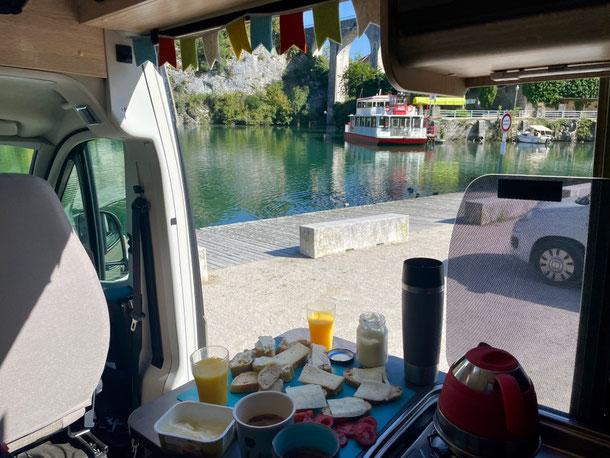 Kleiner Snack mit Fluss-Idylle - alle frisch aus dem Kühlschrank