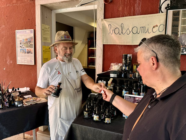 Allessandro Biagini verkauft samtweichen Balsamico mit kleinen selbstgemalten Burano-Kunstwerken
