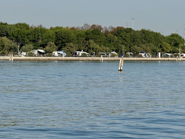 Wohnmobile auf den Fronta Laguna-Plätzen des Campingplatzes Fusina 