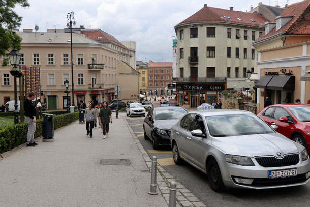 Wieder zurück in der Unterstadt im modernen, geschäftigen Stadtbereich 