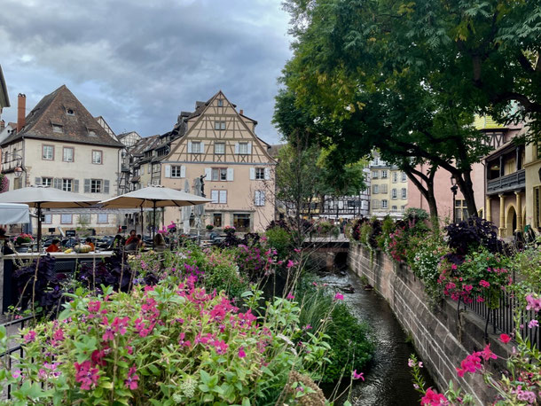 Colmars Innenstadt - überbordender Blumenschmuck an den Geländern und Lokale zum Genießen 