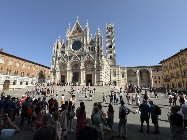 Reich verzierte Vorderseite des Doms von Siena mit drei Portalen