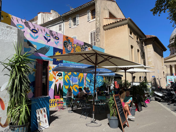 Eines der vielen Straßencafés im Quartier Le Panier in Marseille