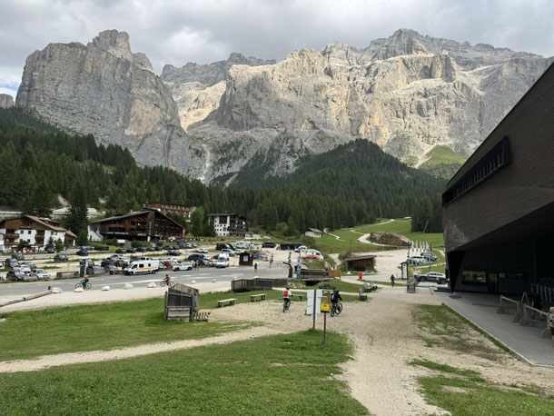Bike-Repair-Station und Bike-Waschplatz vor der Talstation