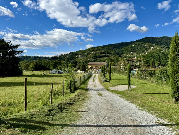 Zufahrt zum Wohnmobilstellplatz La Cantina del Vino (Barga) 