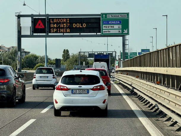 An der Autobahnabfahrt Venezia ist das Sehnsuchtsziel Venedig endlich zum Greifen nah! 