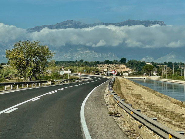 Das Els Ports Gebirge hinter Tortosa wirkt im Kontrast zum flachen Ebrodelta besonders riesig 
