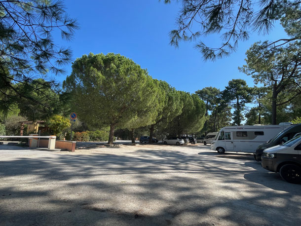 Parkplatz und Wohnmobilstellplatz in Roussillon 
