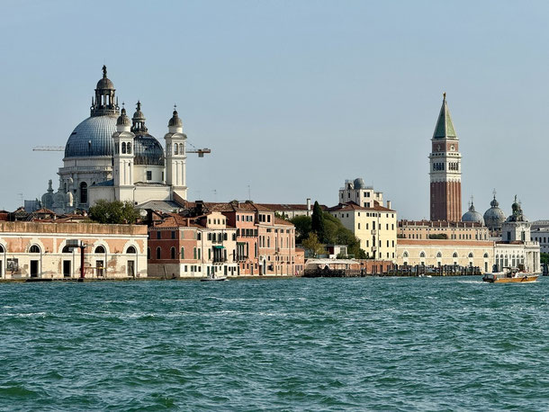  Basilika Santa Maria della Salute und der Markusturm - vom Wasser aus unübersehbar 