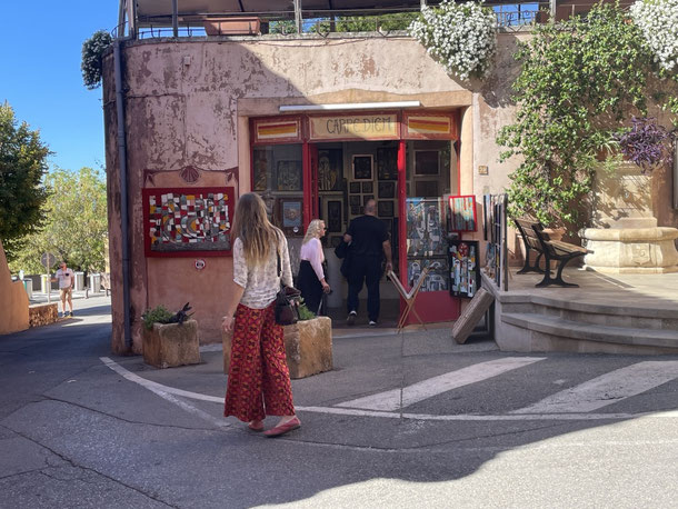 Kunsthandwerksläden, Souvenirshops und Ateliers prägen das Ortsbild von Roussillon
