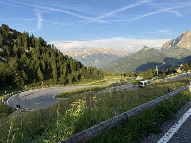 Kurven am Passo Pordoi - und Susis Bulli kommt hinter uns her 