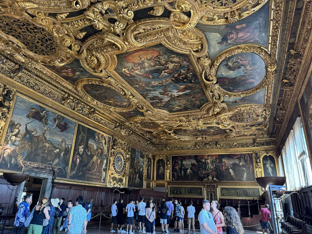 Prunkvolle Malereien und goldene Verzierungen in einem der Säle im Dogenpalast 