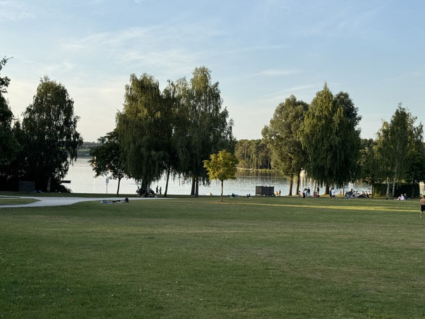 Abendliche Leere auf der Liegewiese des Rothsees 