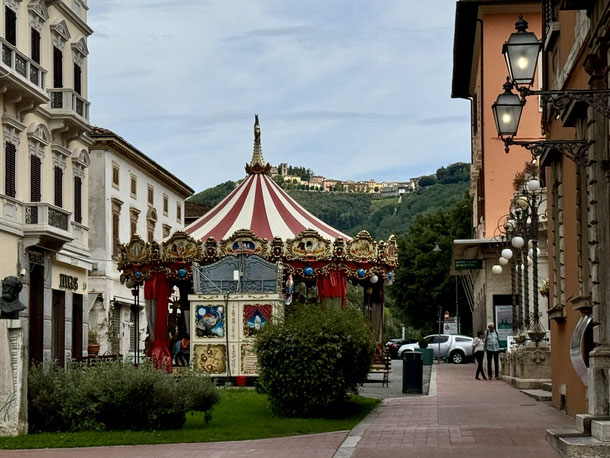 Montecatini Terme und im Hintergrund Montecatini Alto auf dem Berg 